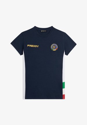 Maglietta a maniche corte blu navy con pannelli laterali bianchi, logo Freddy in oro e un emblema circolare con i colori della bandiera italiana sul petto.