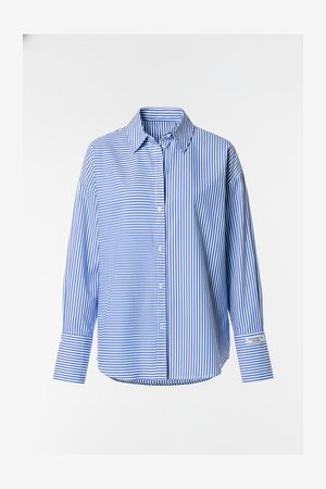 Kék-fehér csíkos hosszú ujjú ing gombos gallérral, ívelt szegéllyel és visszafogott márkajelzéssel a mandzsettán. Könnyű anyagból készült.