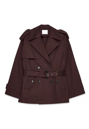 Trench-coat en tissu marron avec un devant à double boutonnage, grands revers, épaulettes, ceinture et poches latérales. Texture lisse, coupe ample.