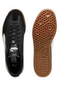 Sorte og grå sneakers med en struktureret læderoverdel, polstret krave og gummisål med cirkulære greb og et fremtrædende logo.