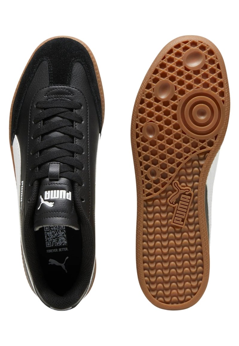 Zapatillas negras y grises con un upper de cuero texturizado, cuello acolchado y suela de goma con agarres circulares y un logotipo prominente.