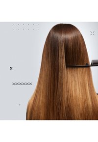 Långt, rakt hår i gradientnyanser av brunt, kammat med en svart fin-tandad kam, mot en ljusgrå bakgrund med abstrakta accenter.