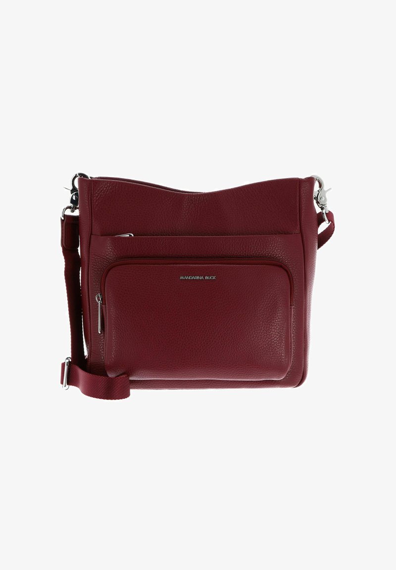 Sac bandoulière en cuir rouge avec une surface texturée, une sangle réglable et une poche zippée à l'avant. Présente un détail de logo en argent et des bords lisses.