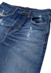 Jeans in denim con un design strappato di colore blu medio. Caratteristiche includono cuciture arancioni, chiusura a bottone e una tasca frontale.