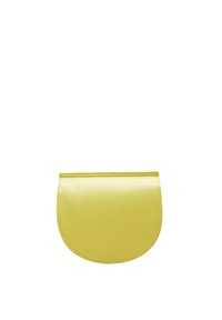 Borsa a mano in pelle gialla con texture liscia, forma semisferica e senza accessori. Design essenziale con chiusura piatta.