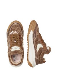 Zapatillas marrones con textura de piel sintética, acentos metálicos y una suela blanca. Presentan cordones y una marca en la lengüeta para un detalle adicional.