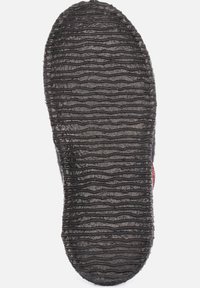 Czarna gumowa podeszwa z falistym wzorem teksturalnym, z lekko uniesioną krawędzią. Na boku widoczna jest mała czerwona metka.