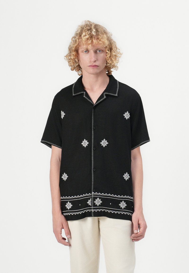 Guess - MOSLEY EMBROIDERED - Marškiniai - jet black, Padidinti