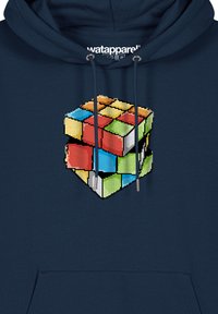 Marineblaue Kapuzenjacke mit einem Pixelkunst-Design eines Rubik's Cube in Rot, Grün, Gelb, Blau und Schwarz. Kordeln mit silbernen Enden.