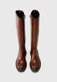 Braune Leder-Kniefallstiefel mit glatter Oberfläche, runder Zehenform und seitlichem Reißverschluss. Dicke Gummisohle mit strukturiertem Detail.