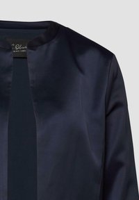 Marineblaue Satinjacke mit rundem Halsausschnitt und ohne sichtbare Knöpfe oder Verschlüsse, innen im Kragen mit "Black Label" gekennzeichnet.