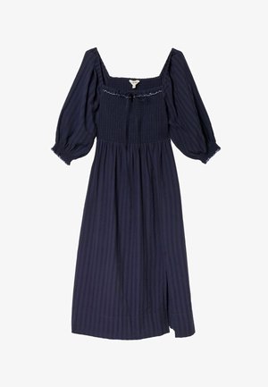 Marineblå midi-kjole med puffede trekvartlange ærmer, rynket firkantet udskæring, subtile lodrette striber og sidelåbning.