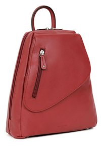 Zaino in pelle rossa con design geometrico, tasca frontale con zip e manico superiore. Finitura testurizzata, dettagli di cucitura sottili e silhouette elegante.