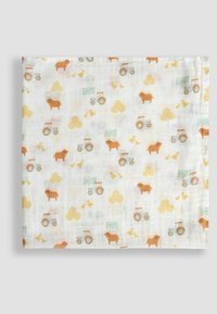 Puuvillane kangas, millel on korduv muster oranžidest traktoritest, pruunidest lehmadest ja kollastest tibudest valgel taustal roheliste aktsentidega.