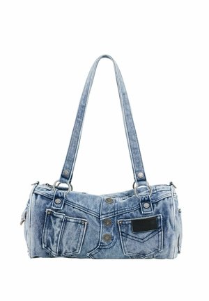 Világoskék farmer anyagból készült válltáska, amely nadrág formájú, zsebekkel, gombokkal és dupla pántokkal, fehér háttér előtt lóg.