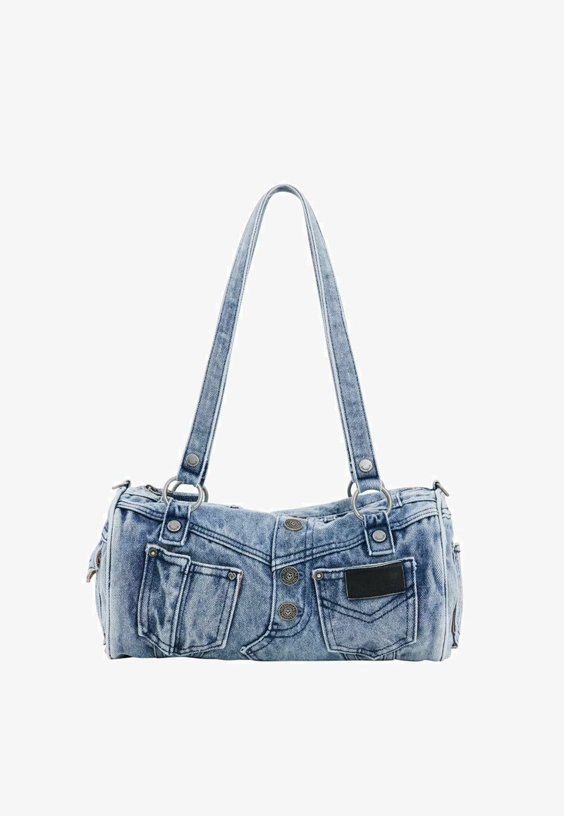 Vaaleansininen farkkuolkalaukku, joka on muotoiltu farkuiksi taskuineen, napeineen ja kaksinkertaisine hihnoineen, roikkumassa valkoista taustaa vasten.