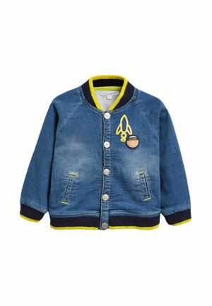 Veste en jean bleu pour enfant avec col, poignets et ourlet côtelés jaunes et noirs, fermeture à boutons sur le devant, deux poches et patch fusée sur la poitrine.