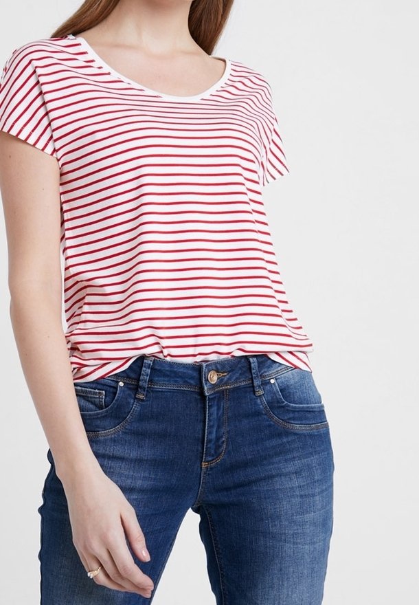 Camiseta de manga corta a rayas horizontales rojas y blancas con cuello redondo, combinada con un pantalón de mezclilla azul. Tejido suave, corte casual.