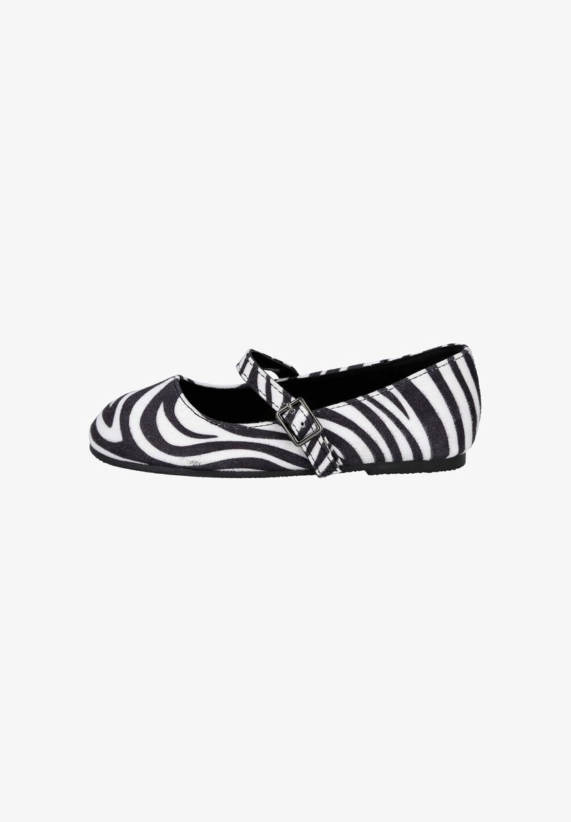 Bailarina de tela en blanco y negro con estampado de cebra, puntera redondeada y una correa ajustable con hebilla de plata. Textura suave y tacón bajo.