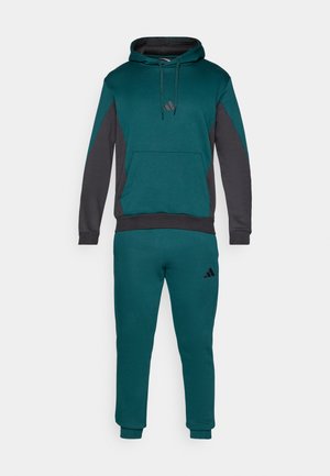 Sudadera en tonos verde azulado y gris con bolsillo tipo canguro, capucha con cordón y puños acanalados, combinada con joggers ajustados a juego que presentan un detalle de logotipo.