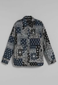 Knapp-up skjorta med en blandning av mörkblå och svarta paisleymönster med vita accenter, långa ärmar och en klassisk krage.