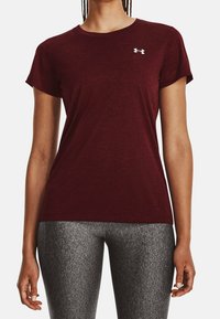 Bourgognefarvet sportst-shirt lavet af blødt stof med rund hals og korte ærmer; har en hvid logo på øverste venstre bryst.