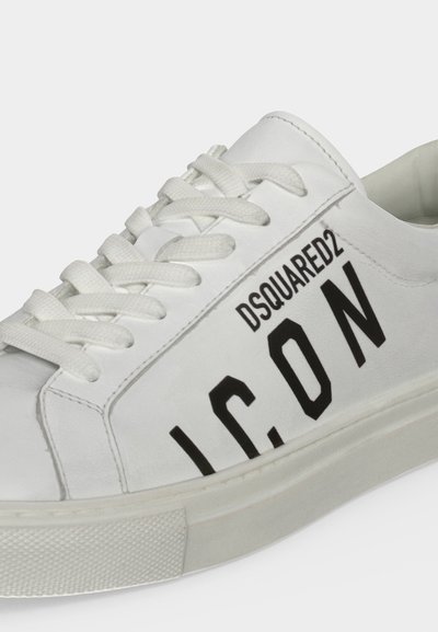 Baskets en cuir blanc avec lacets blancs et texte noir indiquant ""DSQUARED2 ICON"" sur le côté.