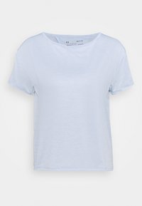 Světle modré tričko s krátkým rukávem a kulatým výstřihem, s jemnými horizontálními pruhy, vyrobené z měkké, prodyšné látky. Nálepka viditelná uvnitř límce.