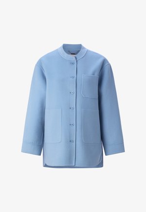 Giacca in pile azzurro chiaro con collo arrotondato, bottoni frontali, due ampie tasche anteriori e orlo leggermente arrotondato sul fondo. Tessuto morbido.