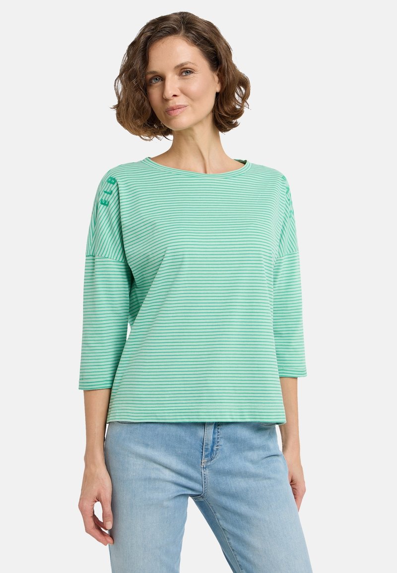 Hellgrün gestreiftes T-Shirt mit 3/4-Ärmeln, Rundhalsausschnitt und weicher Textur. Verfügt über feine Nähte an den Schultern für zusätzliche Details.