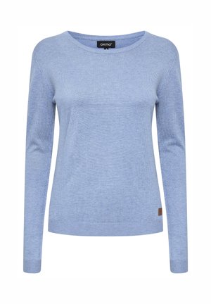 Svijetloplava ženska pletena majica dugih rukava s okruglim izrezom i malom smeđom oznakom marke na donjoj strani.