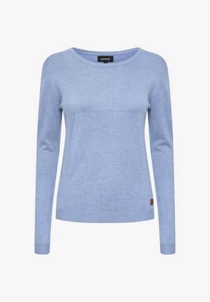 Lichtblauwe damestrui met lange mouwen, ronde hals en klein bruin merklabel aan de onderzijde.