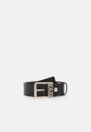 Ceinture en cuir noir avec boucle rectangulaire argentée gravée "Versace Jeans Couture" et un petit emblème rond argenté à proximité.