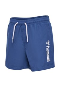 Blå badshorts med elastisk midjeband, vit dragsko och sidofickor. Har en vit logotyp tryckt på nederdelen fram.