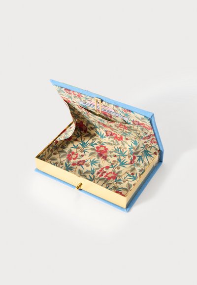 Ορθογώνιο κουτί με απαλό μπλε υφασμάτινο εξωτερικό, χρυσό εσωτερικό και επένδυση με λουλουδάτο σχέδιο που περιλαμβάνει κόκκινες και πράσινες αποχρώσεις. Κλείσιμο με χρυσό κλείδωμα.