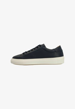 Schwarze Leder-Sneaker in niedriger Form mit runder Zehenpartie, weißer Gummisohle und passenden Schnürsenkeln. Minimalistisches Design mit kontrastierenden Nähten.