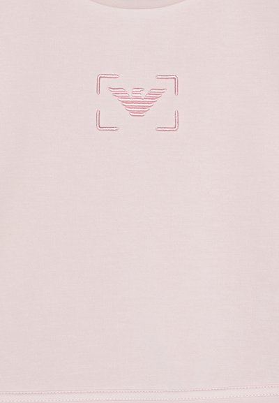 Camiseta de manga corta rosa claro con un logo bordado en el centro. Tela suave y lisa con un escote redondeado y dobladillo cosido.