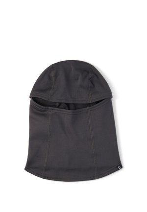 Zwarte bivakmuts met zichtbare stiksels en opgevouwen opening voor het gezicht, plat neergelegd op een witte achtergrond.