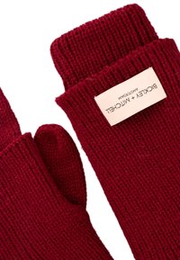 Rode gebreide vingerloze handschoenen met een geribbelde textuur en een gestikte label op de manchette met de merknaam.