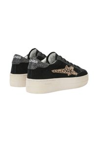 Sneaker in suede nero con un design a stella leopardato. Presentano dettagli metallici argento sul retro e una suola piatta bianca.