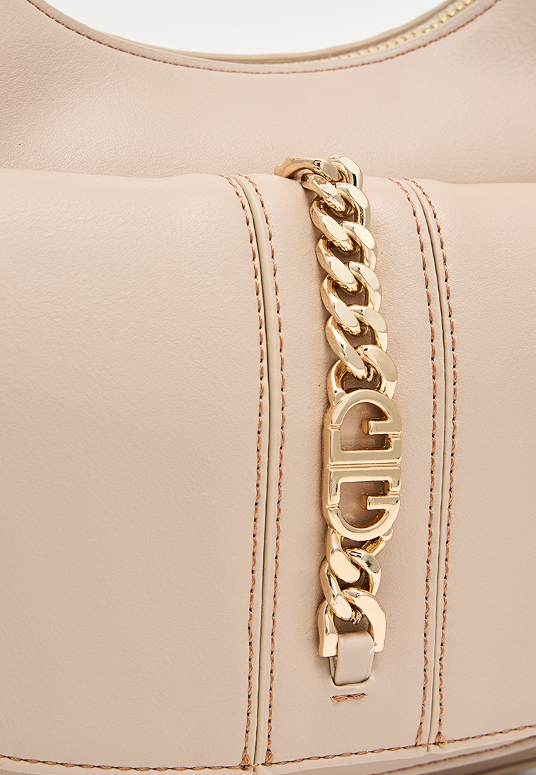 Borsa a tracolla in pelle beige con catena dorata verticale e dettaglio di chiusura con logo dorato sui pannelli cuciti.