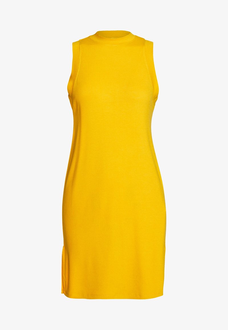 Robe jaune côtelée sans manches, longueur genou, avec col rond haut et petite fente sur le côté.