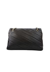 Borsa a spalla in pelle nera con cuciture diagonali e tracolle in catena argentata su uno sfondo bianco.