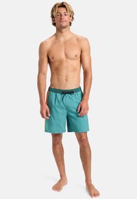 Tyrkysové plavky s elastickým pasem, šňůrkou a bočními barevnými akcenty v oranžové a žluté. Lehká tkanina, design až ke kolenům.