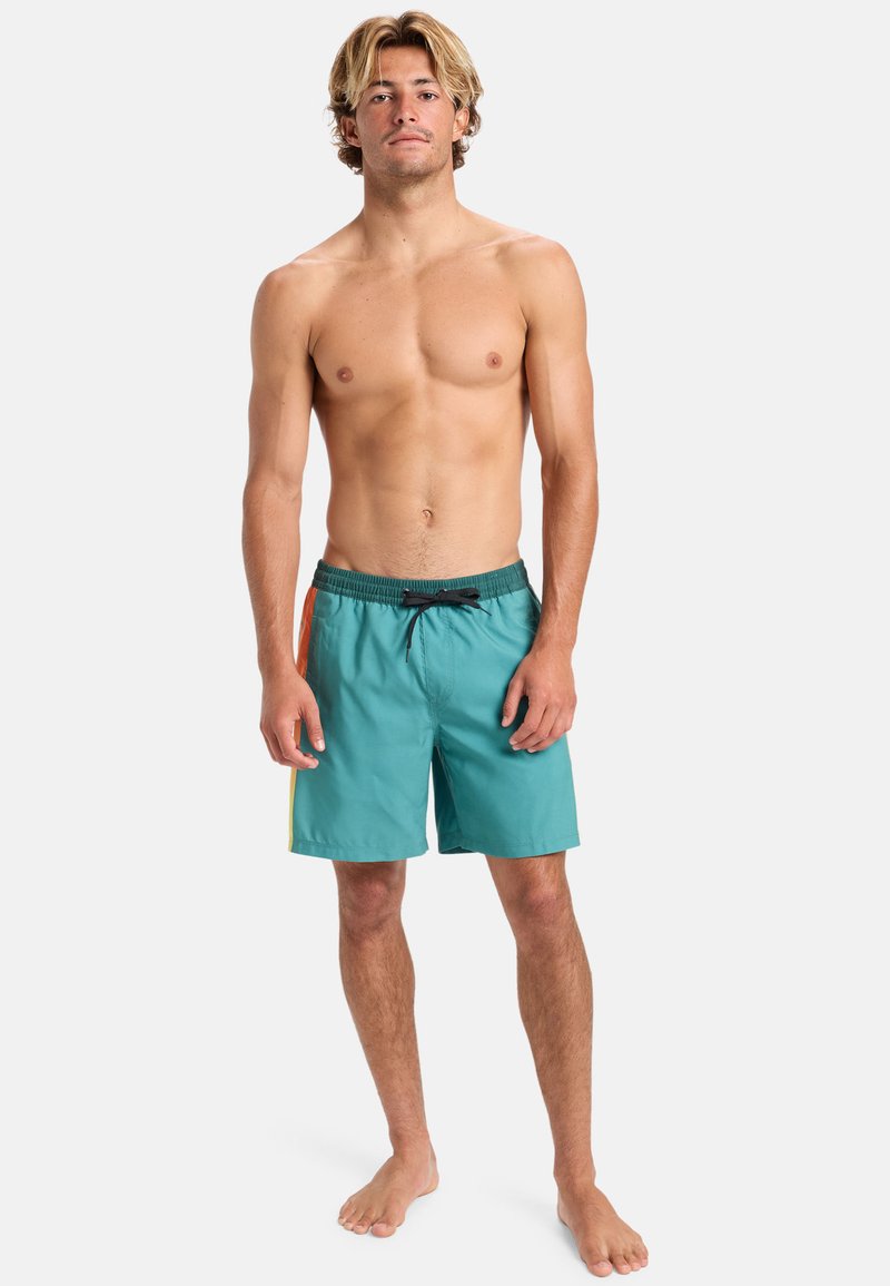 Tyrkysové plavky s elastickým pasem, šňůrkou a bočními barevnými akcenty v oranžové a žluté. Lehká tkanina, design až ke kolenům.