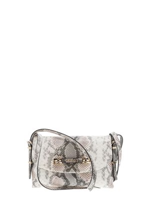 Sac bandoulière avec motif en peau de serpent gris et beige, boucle dorée embossée du logo "GUESS" et sangle ajustable.