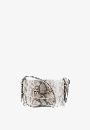 Sac bandoulière avec motif en peau de serpent gris et beige, boucle dorée embossée du logo "GUESS" et sangle ajustable.