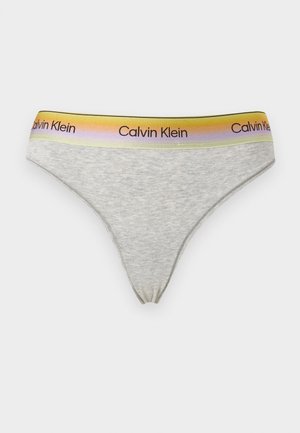 Svetlosivé bavlnené tanga s širokým elastickým pásom v žlto-fialovom prechode, s nápisom "Calvin Klein" opakujúcim sa okolo pásu.