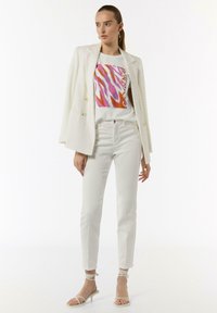 comma MIT FRONT - Print T-shirt - weiß