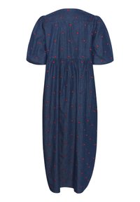 Denimimekko, jossa on polvipituinen helma, lyhyet puff-sivuhihat, gathered-vyötärö, tummansininen kangas ja satunnaisesti pieniä punaisia sydänkirjontoja.